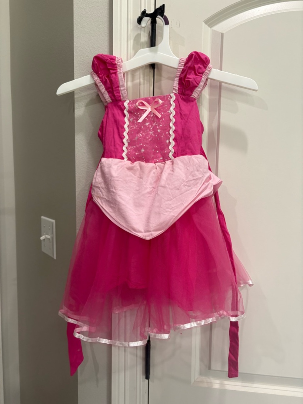 Shades of pink princess dress size 100 3t/4t GUC Strap needs Fixed Small Spot
